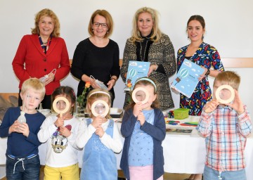 Generaldirektorin Gabriele Zuna-Kratky (Technisches Museum Wien), Bildungs-Landesrätin Christiane Teschl-Hofmeister, Geschäftsführerin Michaela Roither (Industriellenvereinigung NÖ) und Veronika Wüster (Junge Industrie NÖ/Bgld.) mit Kindern des Landhauskindergartens St. Pölten (v.l.n.r.)