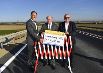 Verkehrsfreigabe für die Spurzulegung Ziersdorf Süd durch Straßenbaudirektor-Stellvertreter DI Rainer Irschik, Landeshauptmann Dr. Erwin Pröll und den Bürgermeister von Ziersdorf Johann Gartner (v. l. n. r.).