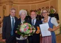 Bürgermeister Horst Schröttner mit dem „Goldenen Ehrenzeichen für Verdienste um das Bundesland Niederösterreich“, flankiert von Landeshauptfrau Johanna Mikl-Leitner, Gattin Ingrid und dem Abgeordneten Hermann Hauer