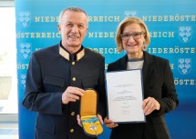 Landeshauptfrau Johanna Mikl-Leitner ehrte den NÖ Landespolizeidirektor Franz Popp mit dem Silbernen Komturkreuz des Ehrenzeichens für Verdienste um das Bundesland Niederösterreich.