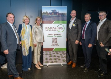 (v.l.n.r.) WKNÖ-Präsident Wolfgang Ecker, Alexandra Höfer, Direktor-Stellvertreterin WKNÖ, Landeshauptfrau Johanna Mikl-Leitner, Gregor Witzmann, Geschäftsführer und CEO von Farm-ING, Reinhard Karl, Raiffeisenvorstand NÖ-Wien, und Gerhard Zimmermann, CTO und Co-Founder von Farm-ING.