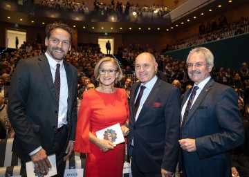Landeshauptfrau Johanna Mikl-Leitner mit (li.) Gastredner Martin Hetzer, Präsident des Institute of Science and Technology Austria in Klosterneuburg, (re.) Nationalratspräsident Wolfgang Sobotka und Karl Wilfing, Präsident des niederösterreichischen Landtages, beim festlichen Abend aus Anlass des niederösterreichischen Landesfeiertages im Festspielhaus St. Pölten.