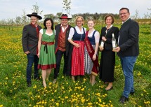 (v.l.n.r.) Jürgen, Brigitte und Bernhard Datzberger, Landeshauptfrau Johanna Mikl-Leitner, Mostkönigin Sigrid Huber, Bezirkshauptfrau Amstetten Martina Gerersdorfer und der Amstettner Bürgermeister Christian Haberhauer.