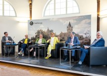 Am Podium von links nach rechts: Grafenegg-Geschäftsführer Philipp Stein, Jury-Vorsitzender Ernst Fuchs, der künstlerische Leiter von Grafenegg Rudolf Buchbinder, Landeshauptfrau Johanna Mikl-Leitner, Raiffeisen-Generalanwalt Erwin Hameseder und Architekt Ernst Maurer.