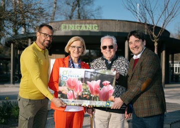 „Natur im Garten“ Biogärtner Karl Ploberger, Landeshauptfrau Johanna Mikl-Leitner und DIE GARTEN TULLN Geschäftsführer Franz Gruber mit Stammgast Karl Klement, der im Vorjahr über 100 Mal auf der GARTEN TULLN war und sich auch heuer schon auf die Saisoneröffnung freut.