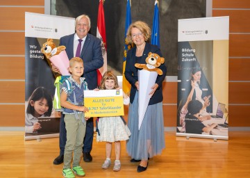 Bildungsdirektor Johann Heuras und Bildungslandesrätin Christiane Teschl-Hofmeister mit Bastian und Anna, zwei von rund 19.000 Taflerklasslern in Niederösterreich.