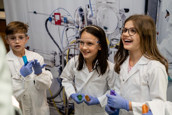 Kinder beim Experimentieren