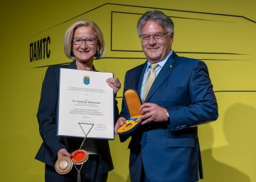 Landeshauptfrau Johanna Mikl-Leitner zeichnete Gottfried Wanitschek mit dem Silbernen Komturkreuz des Ehrenzeichens für Verdienste um das Bundesland NÖ aus.