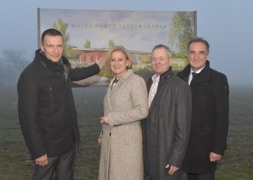 Hier entsteht der neue Landeskindergarten in Zillingdorf: Im Bild Bürgermeister Harald Hahn, Landeshauptfrau Johanna Mikl-Leitner, Vizebürgermeister Franz Fürlinger und Architekt Karl Scheibenreif (v.l.n.r.).