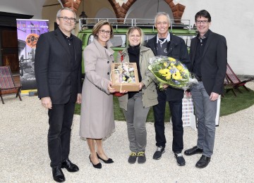 Ehrung des 150.000sten Gastes in der aktuellen Ausstellung auf der Schallaburg: der Künstlerische Leiter Kurt Farasin, Landeshauptmann-Stellvertreterin Mag. Johanna Mikl-Leitner, Ehrengast Silvia Hagmann in Begleitung von Alfred Mann und Schallaburg-Geschäftsführer Guido Wirth. (v.l.n.r.)