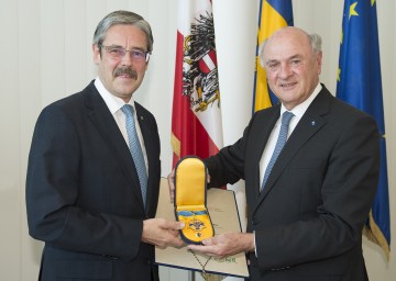 Landeshauptmann Dr. Erwin Pröll überreichte das \"Goldene Komturkreuz des Ehrenzeichens für Verdienste um das Bundesland Niederösterreich\" an Mag. Erwin Hameseder, Obmann der Raiffeisen-Holding NÖ-Wien reg. Gen.m.b.H.