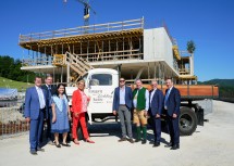 Ehren- und Festgäste bei Gleichenfeier für neue Unternehmenszentrale der Firma Zöchling in Hainfeld