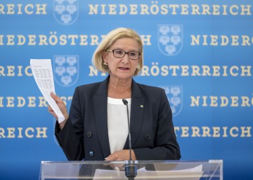 Landeshauptfrau Johanna Mikl-Leitner bei der Pressekonferenz im NÖ Landhaus.