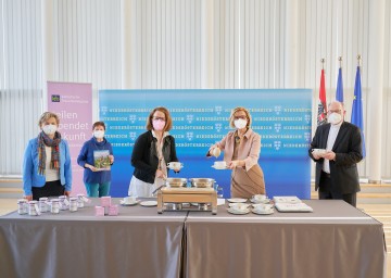 Beim Fastensuppenessen (von links): Anna Rosenberger, Anna Raab, Landesrätin Christiane Teschl-Hofmeister, Landeshauptfrau Johanna Mikl-Leitner und Bischof Alois Schwarz.