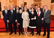 Gruppenfoto der Redner und Ehrengäste des Festaktes in der Aula der Universität Graz.