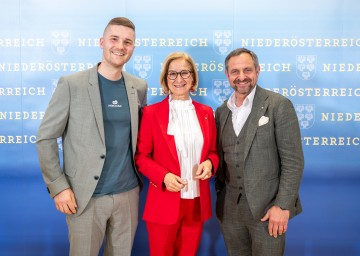 v.l.n.r.: Lukas Renz, künftiger Sonderbeauftragter des Landes Niederösterreich für die europäische Wasserstoffstrategie, Landeshauptfrau Johanna Mikl-Leitner und Jorgo Chatzimarkakis, CEO des europäischen Wasserstoffverbandes Hydrogen Europe