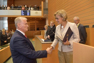 Landeshauptfrau Johanna Mikl-Leitner gratulierte dem neuen Landesrat Franz Schnabl zur Wahl.