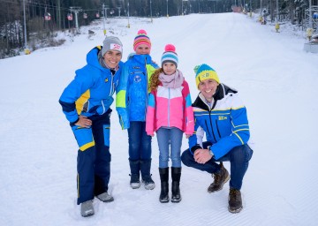 Schirmherrin Michaela Dorfmeister (l.), LR Jochen Danninger (r.) mit jungen Wintersportfans.