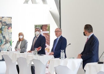 Gründungssitzung "Wein Niederösterreich": Geschäftsführerin Ulrike Hager, NÖ Weinbaupräsident Reinhard Zöchmann, LH-Stellvertreter Stephan Pernkopf und Landwirtschaftskammer Niederösterreich Präsident Johannes Schmuckenschlager (v.l.n.r.) 