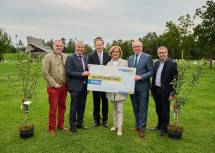eNu-Geschäftsführer Christian Milota, NÖ Umweltverbände-Präsident Anton Kasser, IV-Chefökonom Christian Helmenstein, Landeshauptfrau Johanna Mikl-Leitner, LH-Stellvertreter Stephan Pernkopf und eNu-Geschäftsführer Herbert Greisberger beim Energie- und Umweltgemeindetag in Grafenegg (v.l.n.r.).
