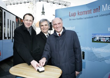 Startschuss für neues Stadtbus-Konzept in St. Pölten: Im Bild Landeshauptmann Dr. Erwin Pröll, Bundesminister Werner Faymann und Bürgermeister Matthias Stadler (v.l.n.r.).