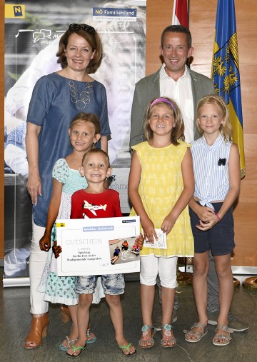 Gewinner des Fotowettbewerbs: Landesrätin Christiane Teschl-Hofmeister freute sich mit Vizebürgermeister Leopold Groiß und den Kindern Caroline, Mattheo, Sophie und Hanna aus der Stadtgemeinde Langenlois über den 1. Preis.