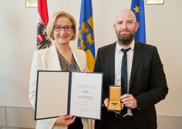 Revierinspektor Andreas Röhrbacher wurde von Landeshauptfrau Johanna Mikl-Leitner mit der Rettungsmedaille des Landes Niederösterreich ausgezeichnet.