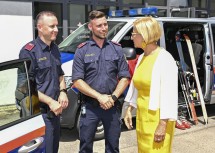 Landeshauptfrau Johanna Mikl-Leitner im Gespräch mit zwei diensthabenden Polizisten, die im Sicherheitszentrum stationiert sind.