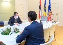 Landeshauptfrau Johanna Mikl-Leitner mit Mitarbeitern bei Online-Vollversammlung der Industriellenvereinigung im Palais Niederösterreich in Wien.