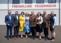 Vor dem neuen Feuerwehrhaus v.l.n.r.: Bezirkshauptmann Josef Kronister, Nationalratsabgeordneter Fritz Ofenauer, Bürgermeisterin Brigitte Thallauer, Landeshauptfrau Johanna Mikl-Leitner, Feuerwehrkommandant Walter Diesmayr, Landtagsabgeordnete Doris Schmidl, Landesfeuerwehrkommandant Dietmar Fahrafellner und Vizebürgermeister Reinhard Rausch.