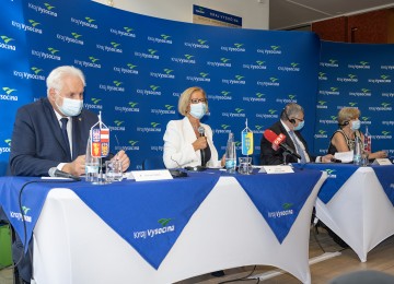 Kreishauptmann Bohumil Šimek (v.l.), Landeshauptfrau Johanna Mikl-Leitner, Kreishauptmann Jiří Běhounek und Kreishauptfrau Ivana Stráská bei der Pressekonferenz.