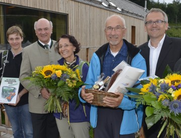 Im Naturparkzentrum Ötscher-Basis in Wienerbruck begrüßten Landeshauptmann Dr. Erwin Pröll (2.v.l.) und Landesausstellungs-Geschäftsführer Kurt Farasin (rechts) als 100.000sten Besucher Dr. Franz Kassel, Präsident des Verbandes alpiner Vereine, mit seiner Gattin Roswitha und Enkel Julian Szameit.