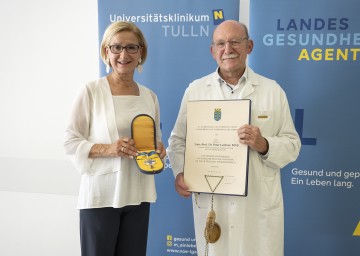 Landeshauptfrau Johanna Mikl-Leitner überreichte in Tulln Prim. Univ.-Prof. Dr. Peter Lechner das "Silberne Komturkreuz des Ehrenzeichens für Verdienste um das Bundesland Niederösterreich". 