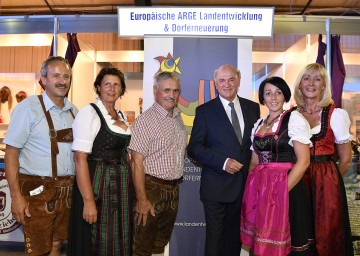 Europäischer Dorferneuerungspreis 2016 für eine ganzheitliche, nachhaltige und mottogerechte Dorfentwicklung von herausragender Qualität für die Gemeinde Kirchberg an der Pielach: Vizebürgermeister Franz Singer, ÖkR Maria Forstner, Obfrau der NÖ Dorf- und Stadterneuerung, Bürgermeister ÖkR Anton Gonaus, Landeshauptmann und ARGE-Vorsitzender Dr. Erwin Pröll, Daniela Bichler und ARGE-Geschäftsführerin Theres Friewald-Hofbauer. (v.l.n.r.)