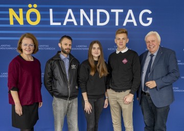 Bildungs-Landesrätin Christiane Teschl-Hofmeister, Landesschulsprecher Sebastian Skof, Landesschulsprecherin Victoria Polsterer, Landesschulsprecher Michael Stadlmann und Bildungsdirektor Johann Heuras (v.l.n.r.)