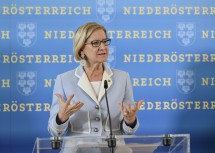 „Mit diesem ,Handschlag für Niederösterreich ́ geben wir nicht nur den Unternehmen Orientierung, Perspektive und Kalkulierbarkeit, sondern auch den Arbeitnehmerinnen und Arbeitnehmern“, sagte Landeshauptfrau Mikl-Leitner in der heutigen Pressekonferenz.