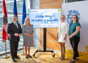 (v.l.) Landesrat Ludwig Schleritzko, Landesrätin Ulrike Königsberger-Ludwig, „Tut gut! “-Geschäftsführerin Alexandra Pernsteiner-Kappl und Psychologin und Familienbegleiterin Manuela Büchner.