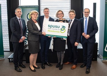 Eröffnung der "spusu Akademie": Axel Jungwirth (Ferdinand Porsche Fern FH Wiener Neustadt), Andrea Pichler, Franz Pichler, Landeshauptfrau Johanna Mikl-Leitner, Bürgermeister Manfred Meixner (Asparn an der Zaya) und Geschäftsführer Gernot Kohl (FH St. Pölten) (v. l. n. r.).