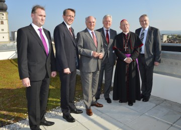 Eröffneten das „NV-Center“ in der Innenstadt von St. Pölten: Direktor Manfred Wohlmetzberger, Bürgermeister Mag. Matthias Stadler, Landeshauptmann Dr. Erwin Pröll, Dr. Hubert Schultes, Generaldirektor der NÖ Versicherung, Diözesanbischof DDr. Klaus Küng, Weinbaupräsident Josef Pleil (v.l.n.r.).