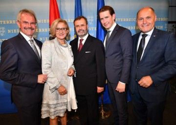 Empfang zu Ehren von Landtagspräsident a. D. Hans Penz im Palais Niederösterreich. Im Bild von links nach rechts: Landtagspräsident Karl Wilfing, Landeshauptfrau Johanna Mikl-Leitner, Landtagspräsident a. D. Hans Penz, Bundeskanzler Sebastian Kurz und Nationalratspräsident Wolfgang Sobotka.