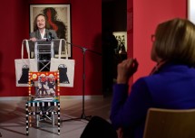 Johann Feilacher stellt seine letzte Ausstellung im Museum Gugging vor und bedankt sich bei Unterstützern, Freunden, Leihgebern, Künstlerinnen, Künstlern und vielen treuen Weggefährten für das Engagement in den vergangenen 16 Jahren.
