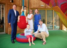 Bürgermeister Matthias Stadler, Kaloyan und Samuil, Landeshauptfrau Johanna Mikl-Leitner, Künstlerische Leiterin Mona Jas und Stefan Zenkl im KinderKunstLabor (v.l.n.r.).
