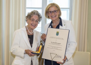 Dr. Elisabeth Leopold nimmt das „Große Goldene Ehrenkreuz“ von Landeshauptfrau Johanna Mikl-Leitner im Palais Niederösterreich entgegen.