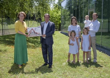 Familien-Landesrätin Christiane Teschl-Hofmeister und WKNÖ-Präsident Wolfgang Ecker freuen sich mit Familie Zink über den Start des NÖ Landeswettbewerbs „Familienfreundlicher Betrieb“.