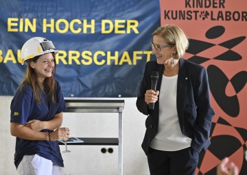 Landeshauptfrau Johanna Mikl-Leitner im September dieses Jahres bei der Dachgleiche für das Kinderkunstlabor in St. Pölten.