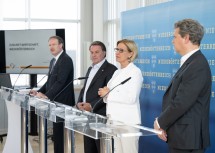 Im Bild von links nach rechts: Wirtschaftsforscher Christian Helmenstein, WKNÖ-Präsident Wolfgang Ecker, Landeshauptfrau Johanna Mikl-Leitner und IVNÖ-Präsident Thomas Salzer.