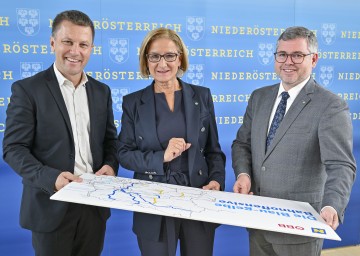 Präsentierten die blau-gelbe Bahnoffensive: Landeshauptfrau Johanna Mikl-Leitner (m.) mit Mobilitätslandesrat Ludwig Schleritzko (r.) und dem Leiter der ÖBB-Infrastruktur Franz Hammerschmid (l.).