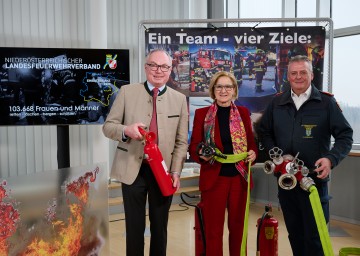 Landeshauptfrau Johanna Mikl-Leitner, LH-Stellvertreter Stephan Pernkopf und Landesfeuerwehrkommandant Dietmar Fahrafellner präsentierten die Einsatzbilanz der Freiwilligen Feuerwehren im Jahr 2023.