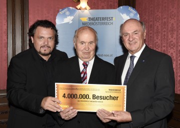 4 Millionen Besucher: Landeshauptmann Dr. Erwin Pröll und Theaterfest-Obmann Werner Auer überreichten dem Jubiläumsgast Konrad Loibl ein \"Goldenes Theaterfest-Ticket\".