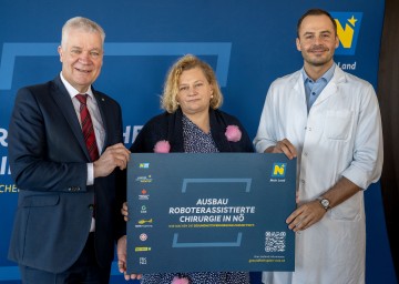 Roboterassistierte Chirurgie wird weiter ausgebaut: Landesrat Anton Kasser, LGA-Vorständin Elisabeth Bräutigam und Oberarzt DDr. Bernhard Grubmüller, der Leiter des Prostatakrebszentrums Krems.